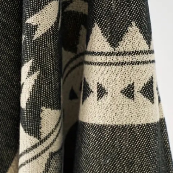 NEW!Boho Aztec faded poncho - Picture 2 of 6